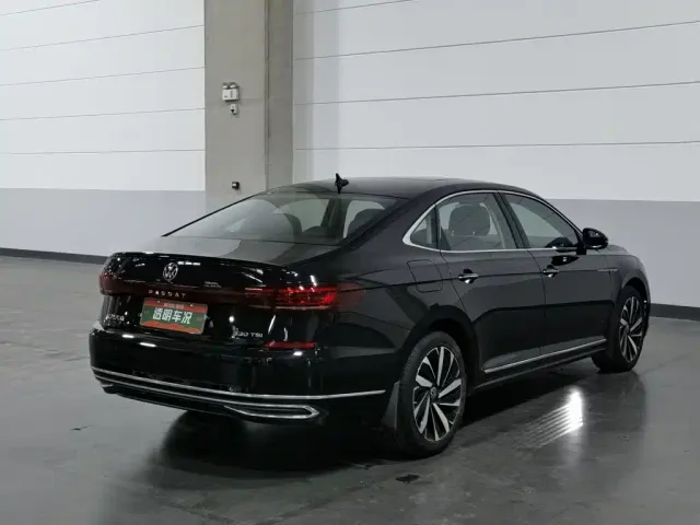 Volkswagen Passat — Фото автомобиля 2