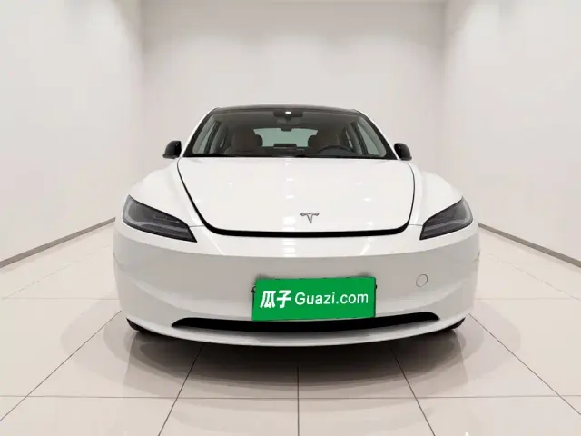 Tesla Model 3 — Фото автомобиля 2