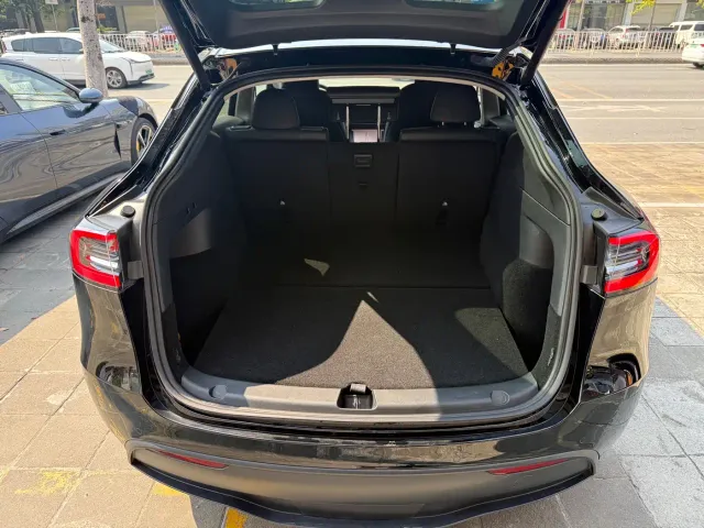 Tesla Model Y — Фото автомобиля 18