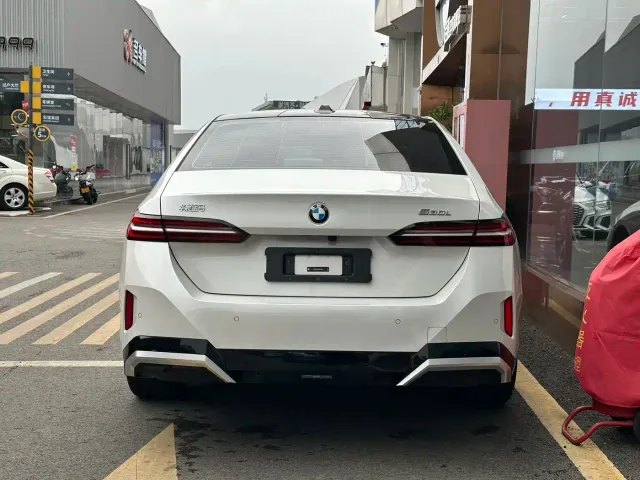 BMW 5 Series — Фото автомобиля 3