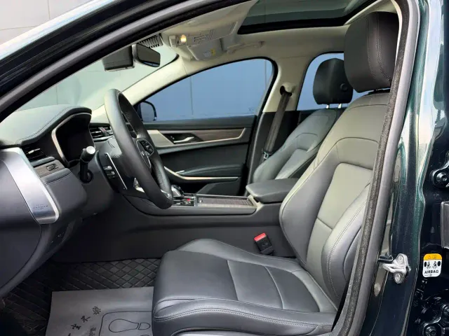 Jaguar XFL — Фото автомобиля 4