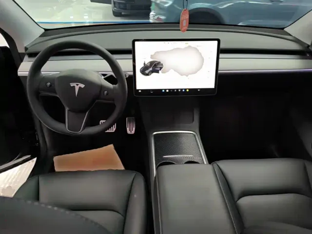 Tesla Model Y — Фото автомобиля 9