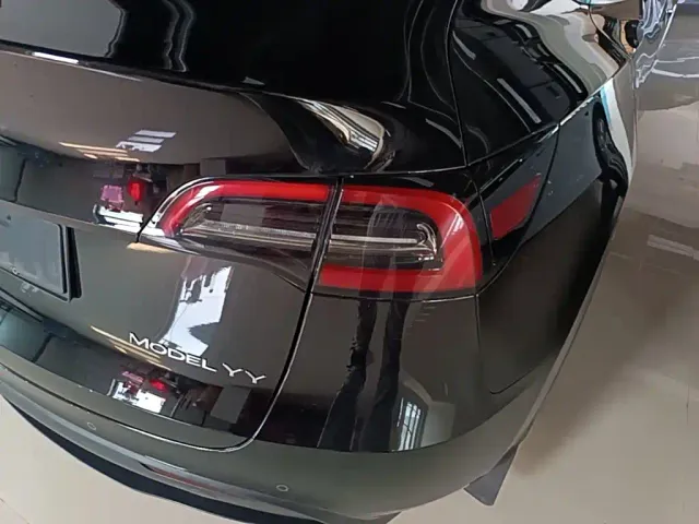 Tesla Model Y — Фото автомобиля 7