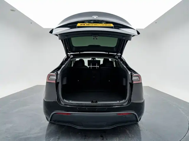 Tesla Model Y — Фото автомобиля 24