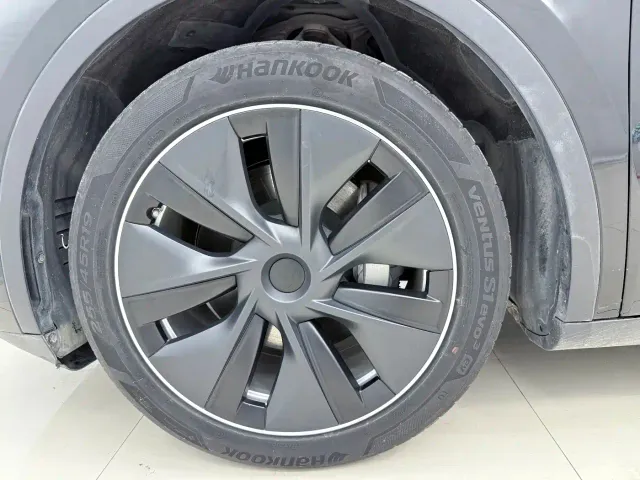 Tesla Model Y — Фото автомобиля 18