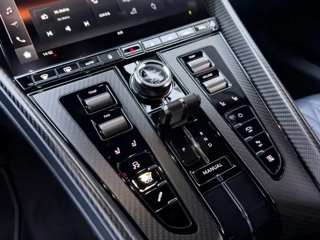 Aston Martin DB12 — Фото автомобиля 25