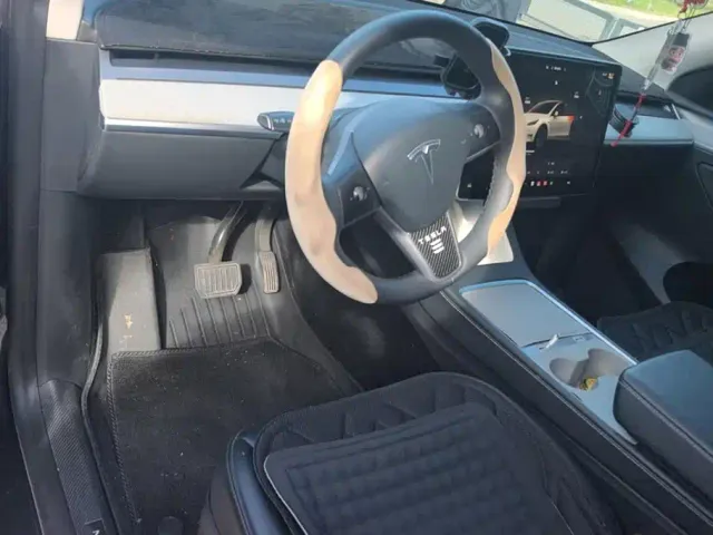Tesla Model Y — Фото автомобиля 12