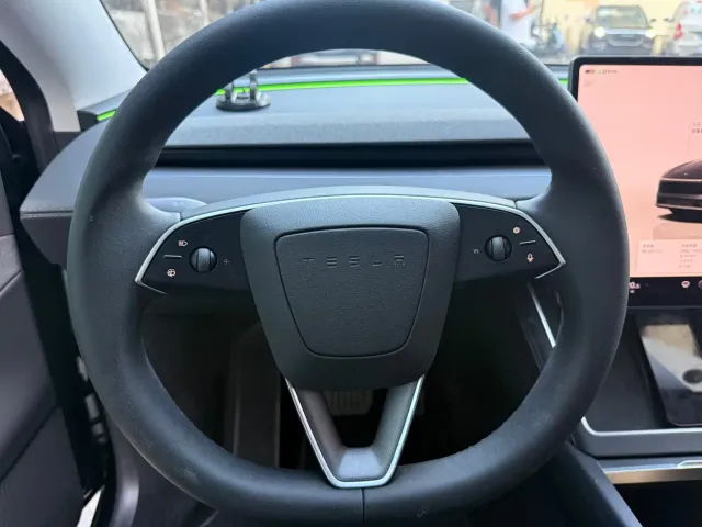 Tesla Model Y — Фото автомобиля 5