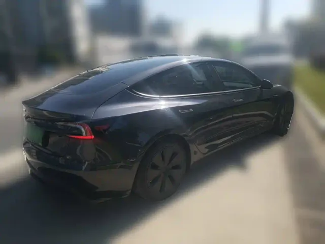 Tesla Model 3 — Фото автомобиля 4