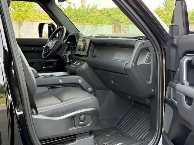 Land Rover Defender — Фото автомобиля 16