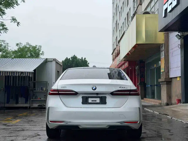 BMW 5 Series — Фото автомобиля 11