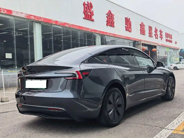 Tesla Model 3 — Фото автомобиля 12