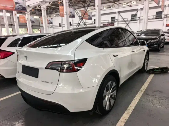Tesla Model Y — Фото автомобиля 6