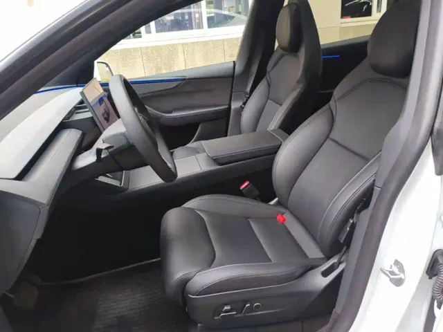 Tesla Model Y L — Фото автомобиля 10