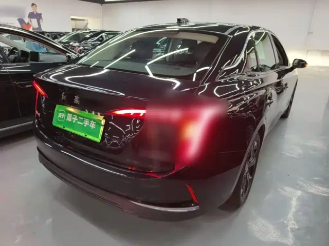 Hongqi E-QM5 — Фото автомобиля 6