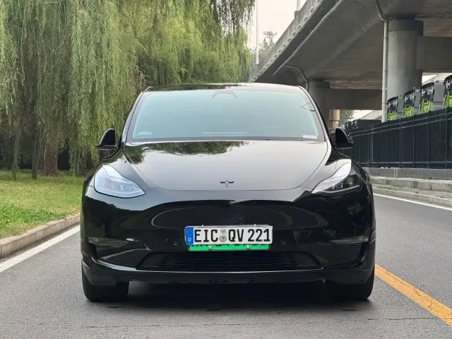 Tesla Model Y 2023 Long Range All-Wheel Drive Edition — Фото автомобиля 7