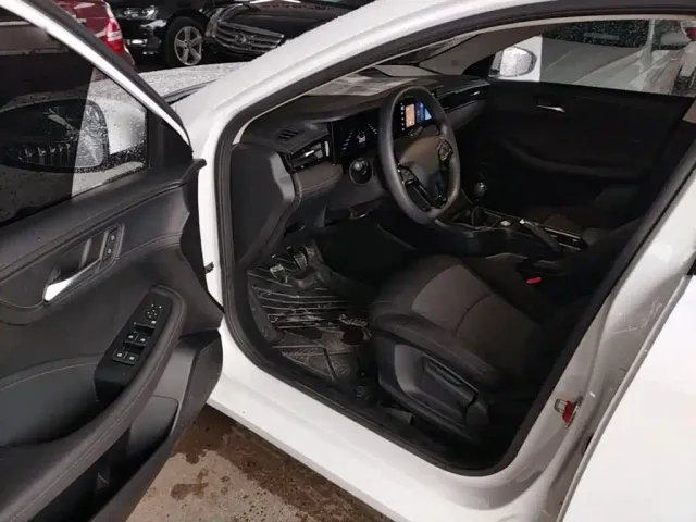 Roewe i5 — Фото автомобиля 15