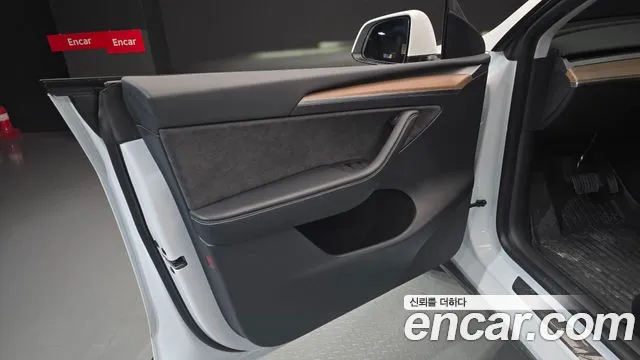 Tesla Model Y — Фото автомобиля 24