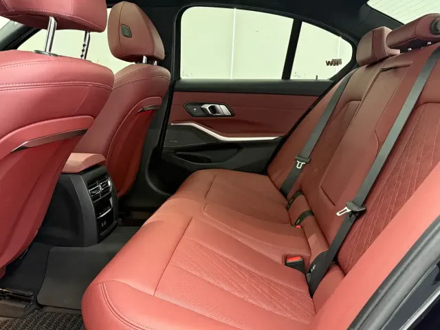 BMW BMW 3 Series 2024 330i M Sport Shadowline Package — Фото автомобиля 14