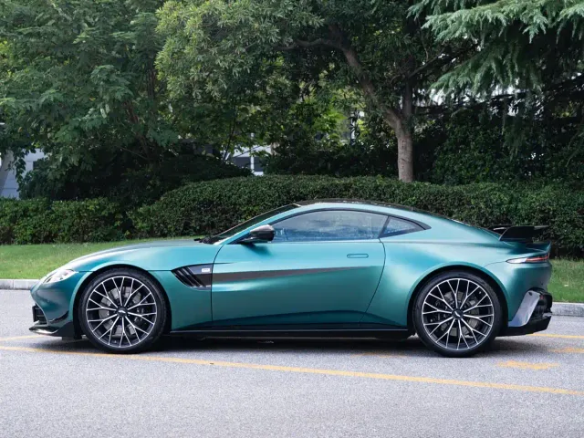 Aston Martin V8 Vantage — Фото автомобиля 4