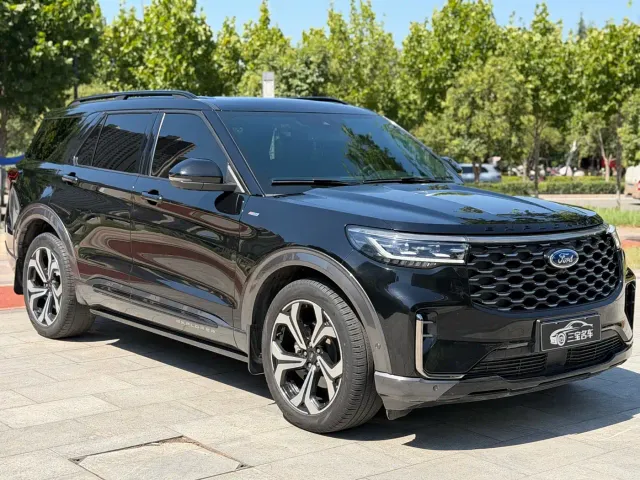 Ford Explorer — Фото автомобиля 3