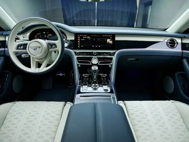 Bentley Flying Spur — Фото автомобиля 11
