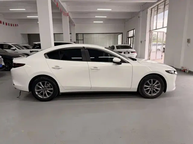 Mazda Axela — Фото автомобиля 4