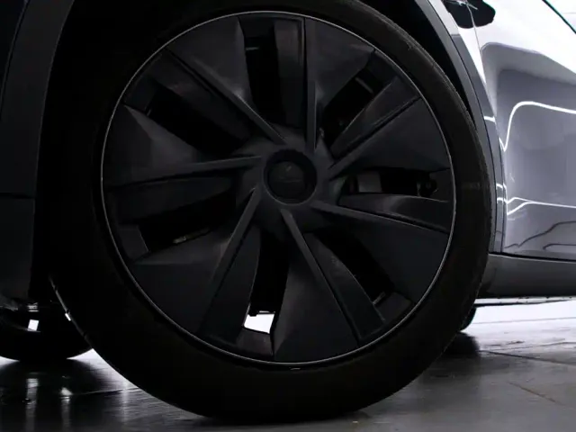 Tesla Model Y — Фото автомобиля 16