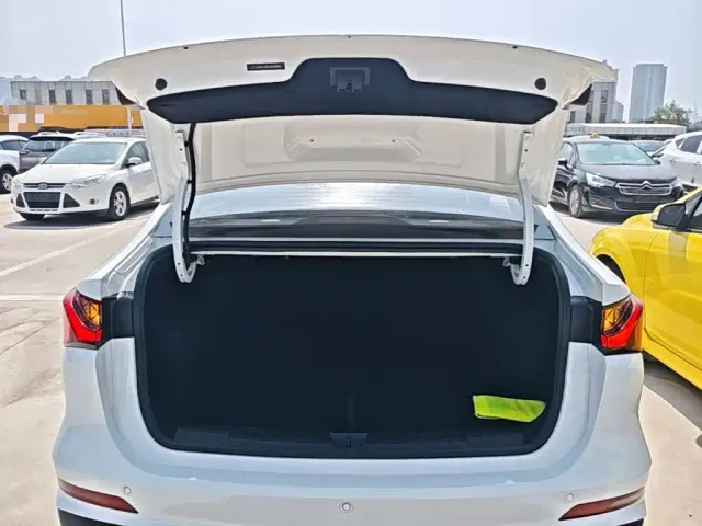 Roewe i5 — Фото автомобиля 18