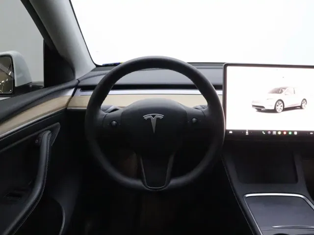 Tesla Model Y — Фото автомобиля 16