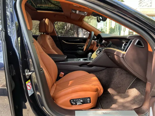 Bentley Flying Spur — Фото автомобиля 10