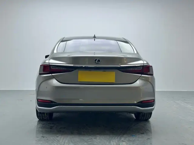 Lexus ES — Фото автомобиля 2