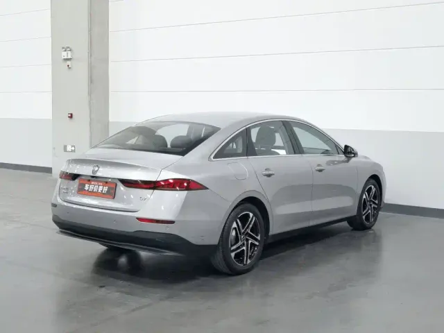 Roewe D7 — Фото автомобиля 2