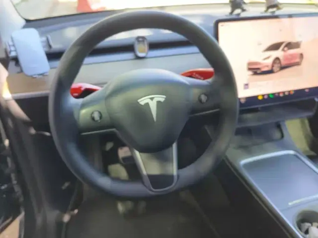 Tesla Model Y — Фото автомобиля 15