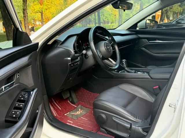 Mazda Axela — Фото автомобиля 8