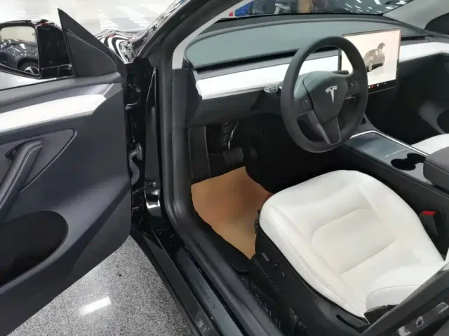 Tesla Model Y — Фото автомобиля 15