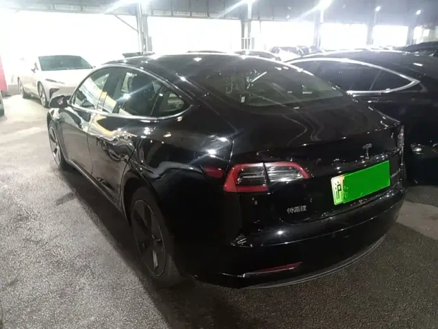 Tesla Model 3 — Фото автомобиля 4