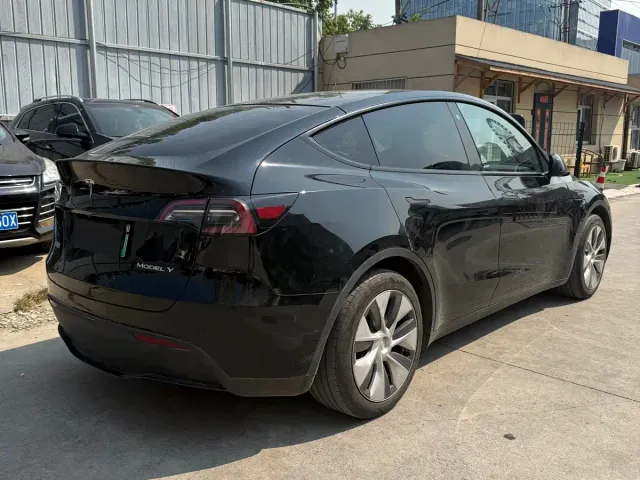 Tesla Model Y — Фото автомобиля 15
