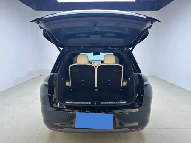 Li Auto L8 — Фото автомобиля 9