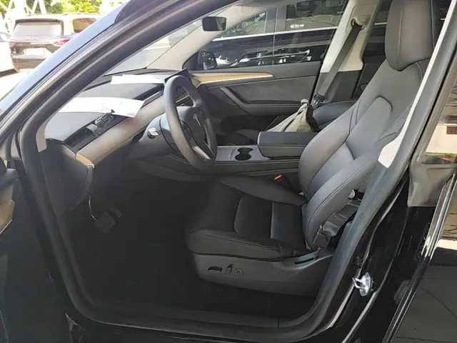Tesla Model Y — Фото автомобиля 14
