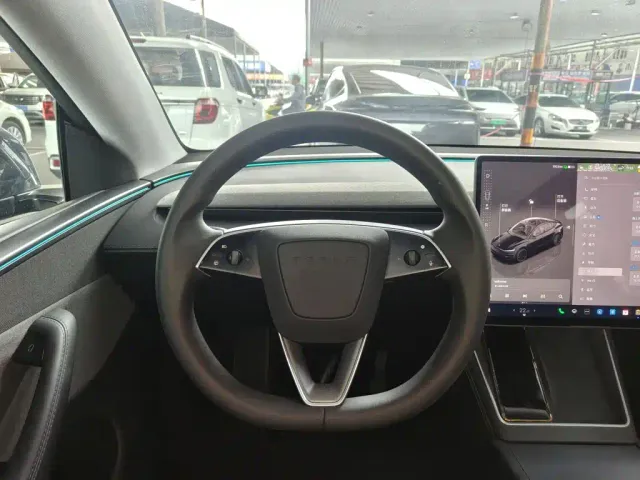 Tesla Model Y — Фото автомобиля 10