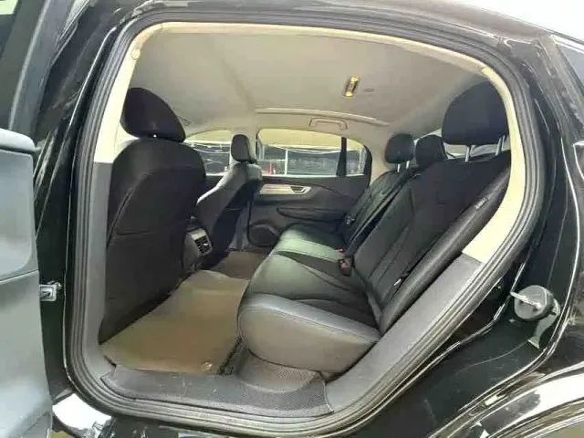 Hongqi E-QM5 — Фото автомобиля 6