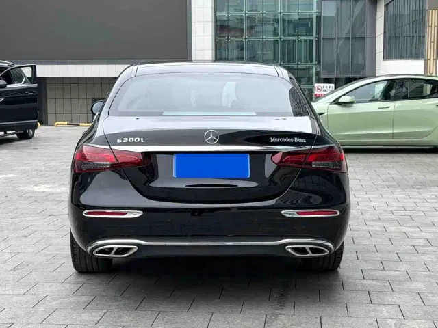 Mercedes-Benz E-Class — Фото автомобиля 2