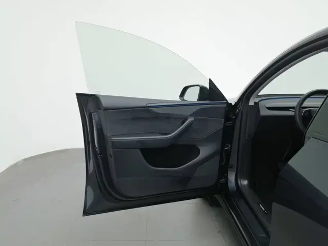 Tesla Model Y — Фото автомобиля 8