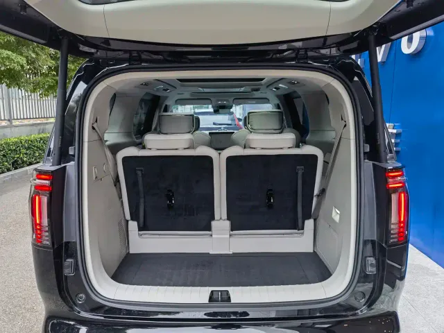Volvo EM90 — Фото автомобиля 7