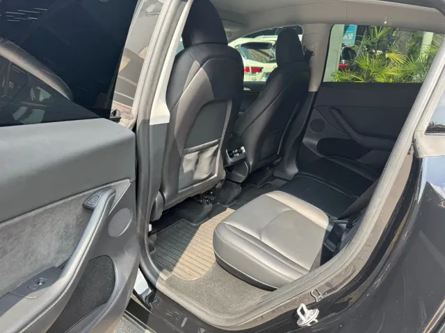 Tesla Model Y — Фото автомобиля 17