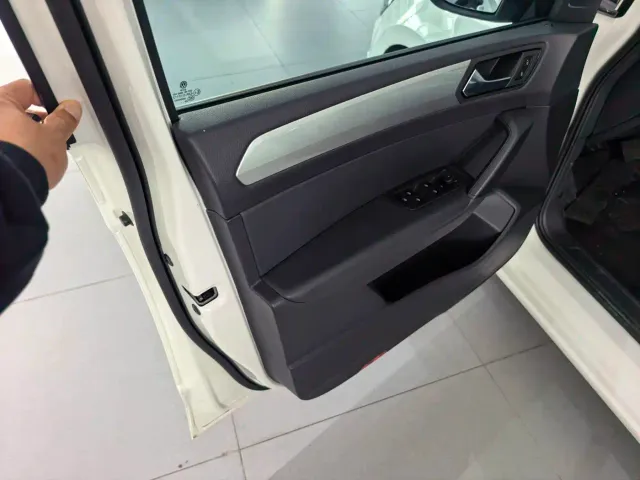 Volkswagen Touran — Фото автомобиля 6