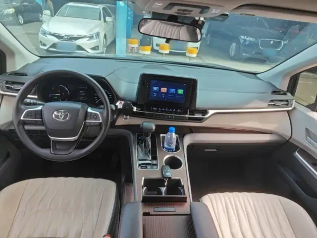 Toyota Sienna — Фото автомобиля 9