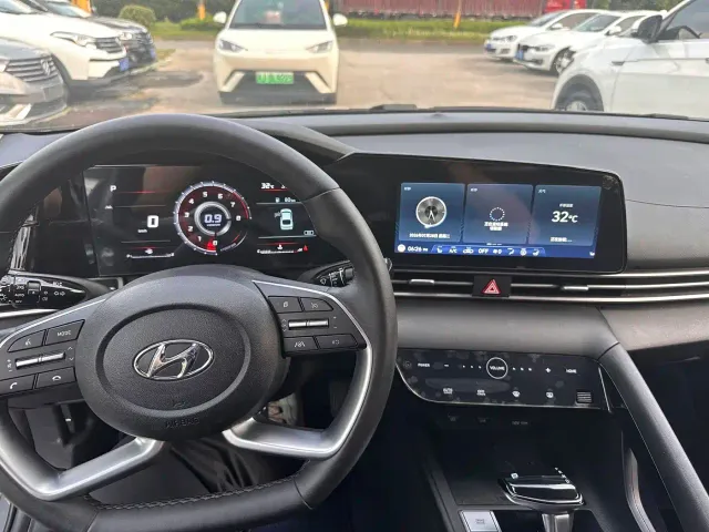 Hyundai Elantra — Фото автомобиля 12