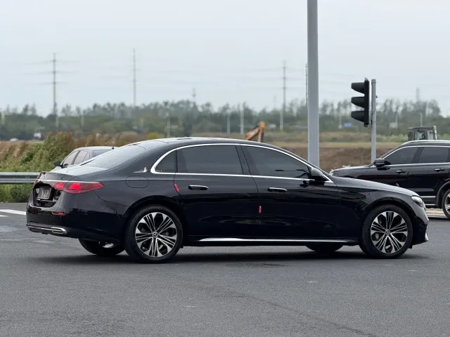 Mercedes-Benz E-Class — Фото автомобиля 8